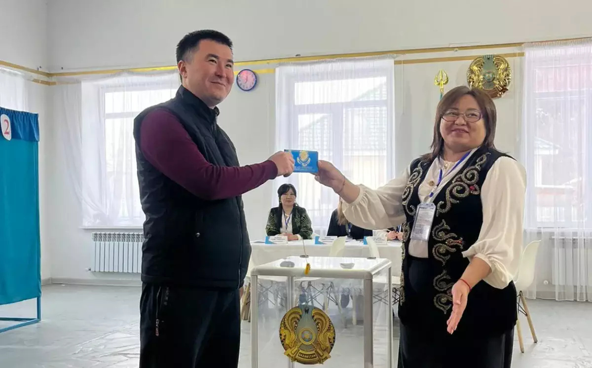 Алматыда дәстүр бойынша алғашқы дауыс берушілерге тәтті сыйлықтар табысталды