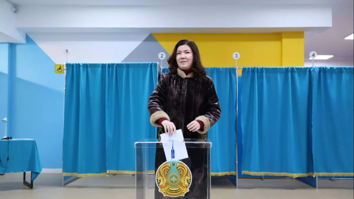 Министр просвещения Казахстана проголосовала на референдуме
