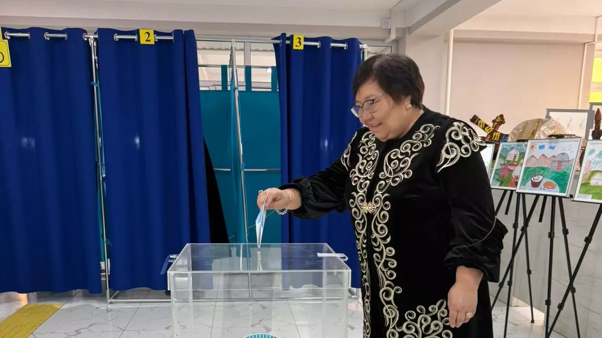 Первые жители Алатау проголосовали на избирательном участке