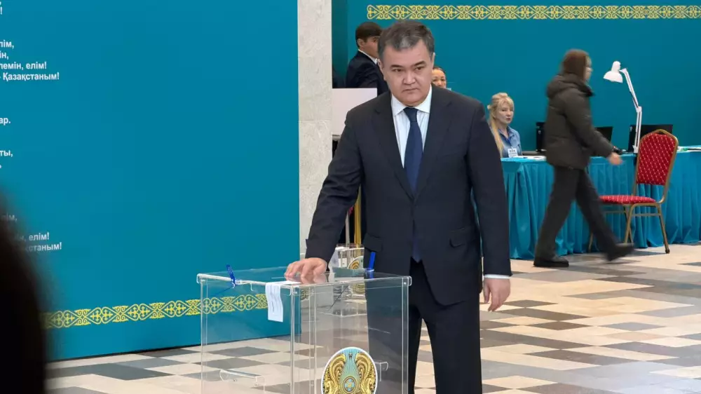 Астана әкімі Жеңіс Қасымбек референдумда дауыс берді