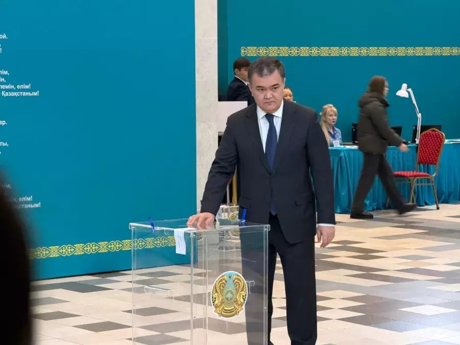 Астана әкімі Жеңіс Қасымбек референдумда дауыс берді