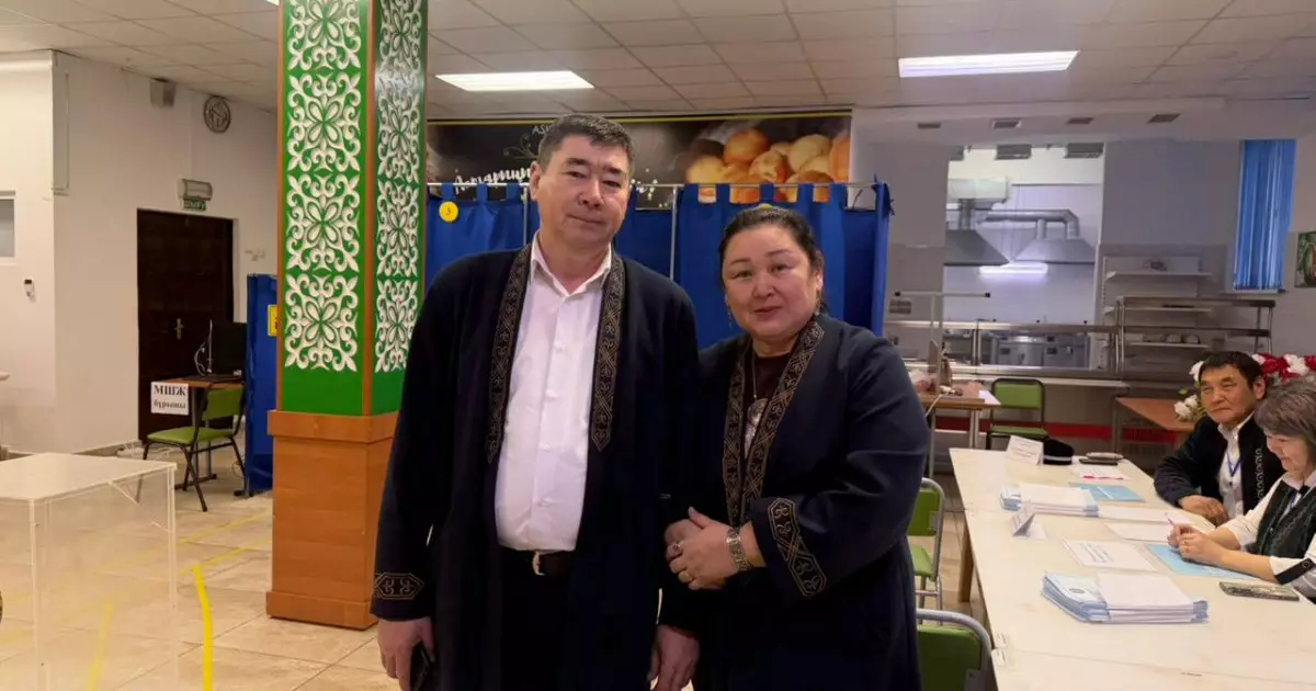   Атыраулық отбасы дауыс беруге ұлттық киіммен келді   