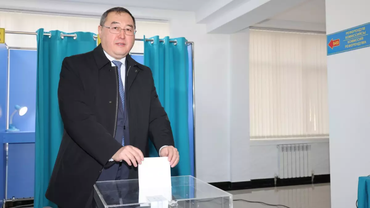 "Өзгеріс жауапкершіліктен басталады": Алматы облысының әкімі референдумда дауыс берді