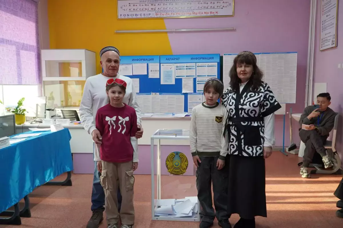 «Күміс алқа» иегері Ольга Красноярова отбасымен бірге референдумда дауыс берді