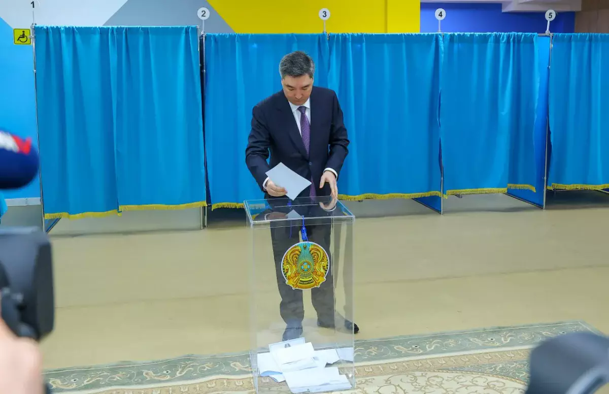 Премьер-министр Олжас Бектенов референдумда дауыс берді