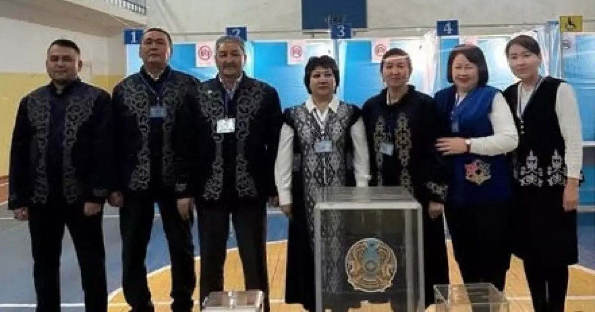  Түркістан облысында комиссия мүшелері референдумға ұлттық киіммен келді 