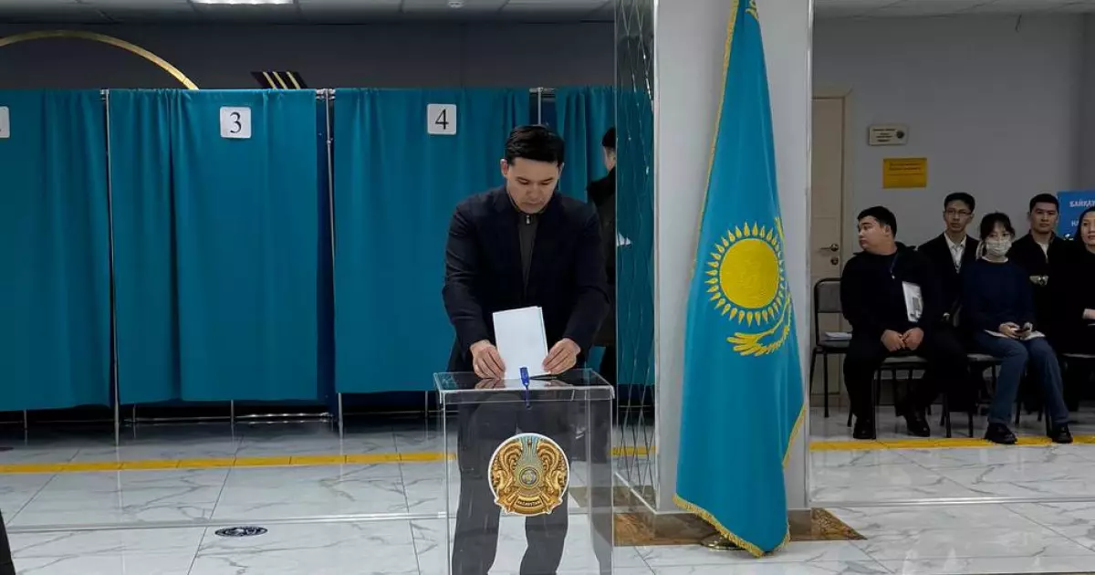  Ербол Мырзабосынов республикалық референдумда дауыс берді 