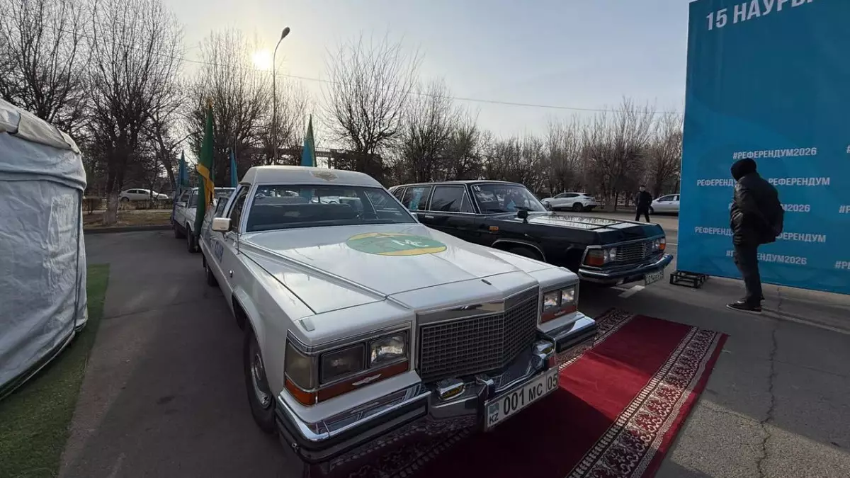 В Конаеве прошел автопробег ретроавтомобилей в честь референдума