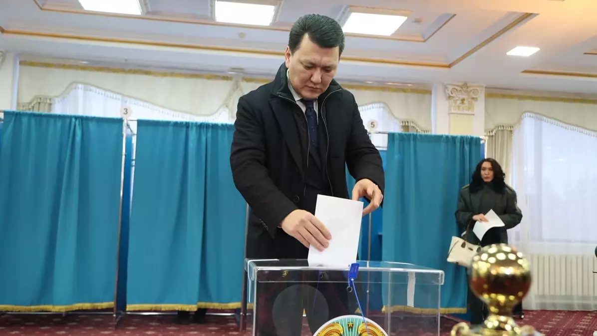 “Қазақстан азаматтары ел болашағына қатысты шешім қабылдайды”: Ерлан Қарин референдумда дауыс берді