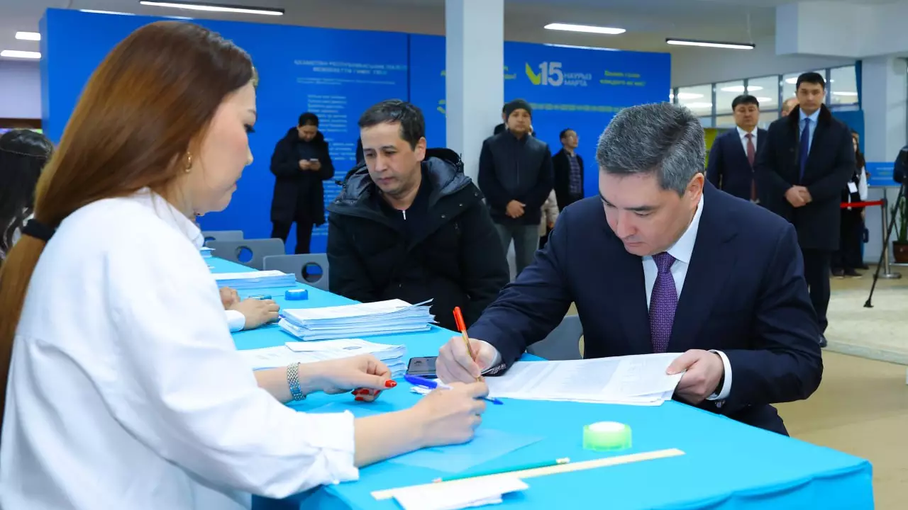 Премьер-министр Олжас Бектенов референдумда дауыс берді 