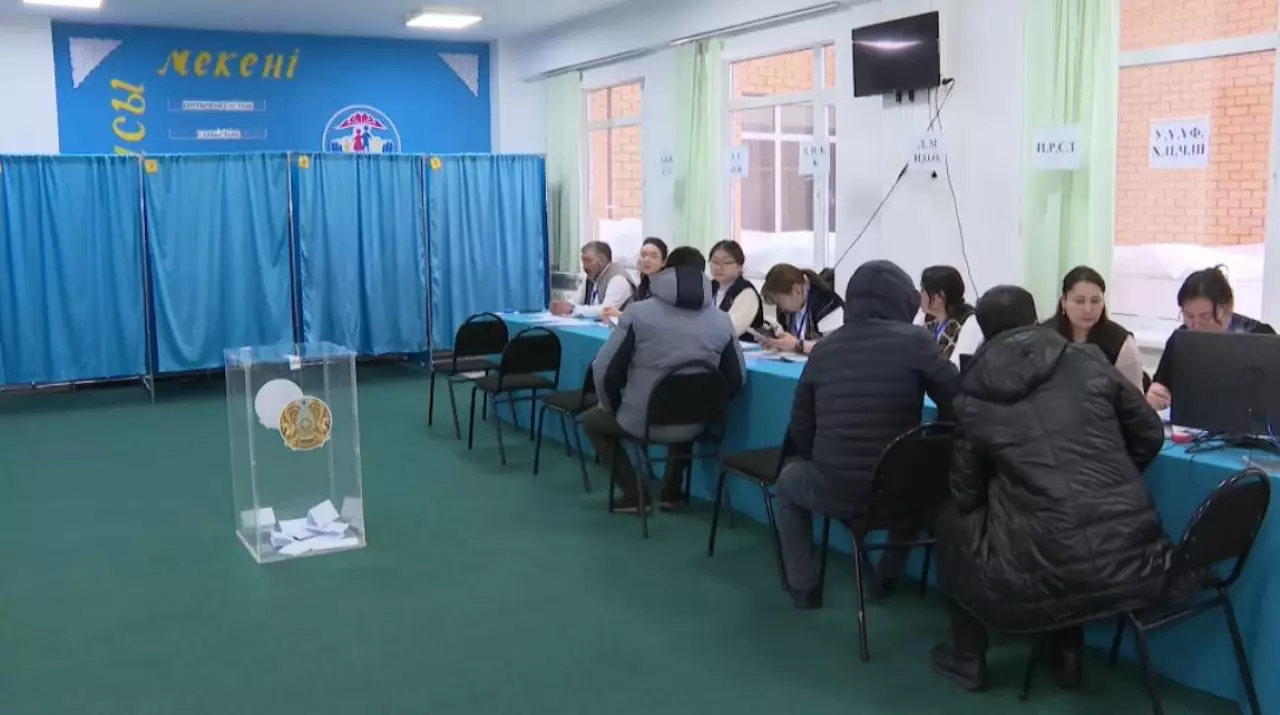 Участок № 380 в Астане принимает первых голосующих