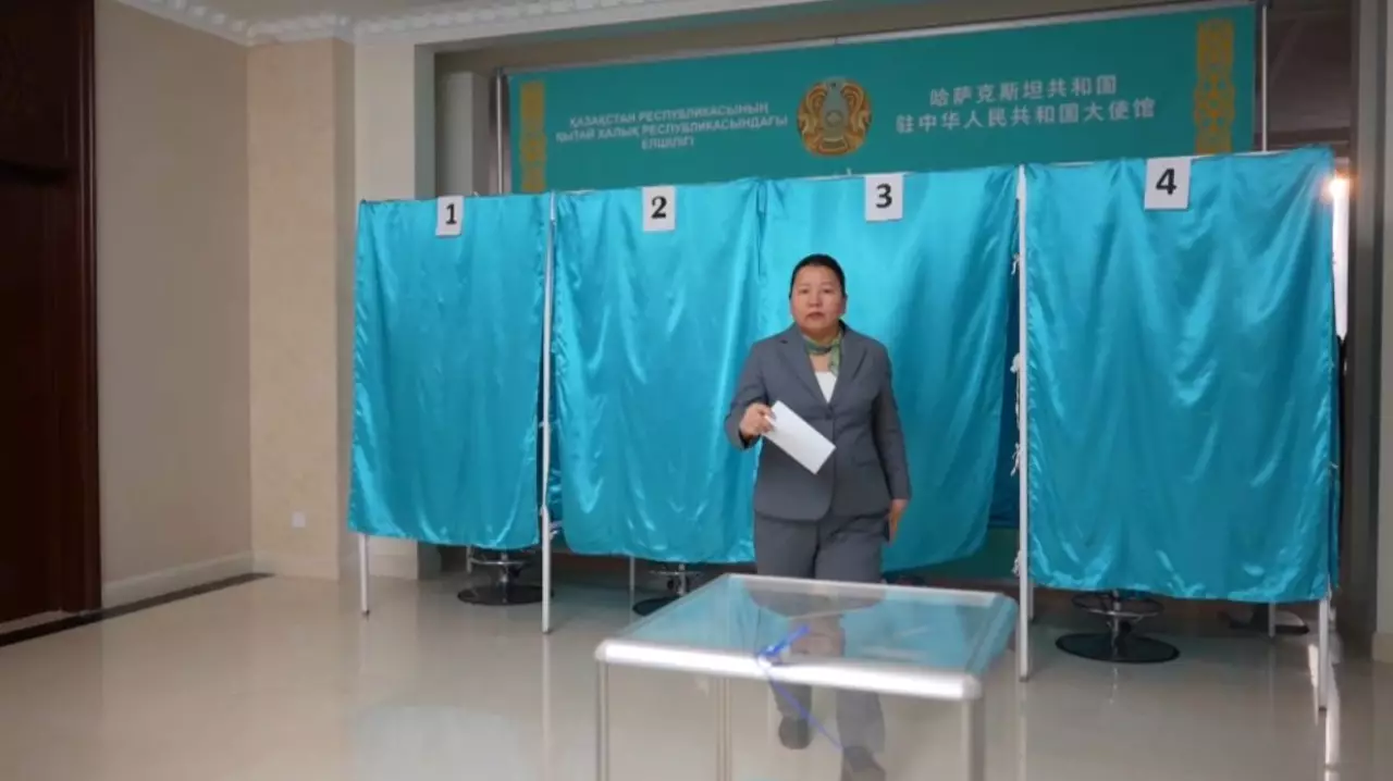 Қытайда 4 дауыс беру учаскесі жұмыс істеп тұр