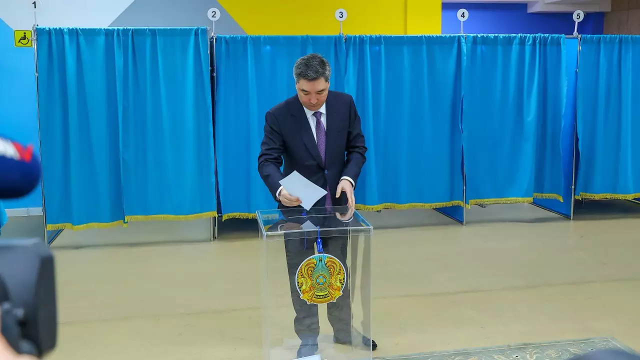 Шенеуніктер мен танымал тұлғалар жаңа Конституция бойынша дауыс берді