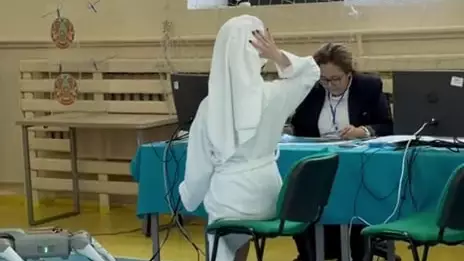 Астанада әйел референдумға тағы да ақ халат киіп келді(ВИДЕО)