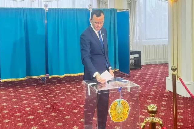 Сенат төрағасы Мәулен Әшімбаев референдумда дауыс берді