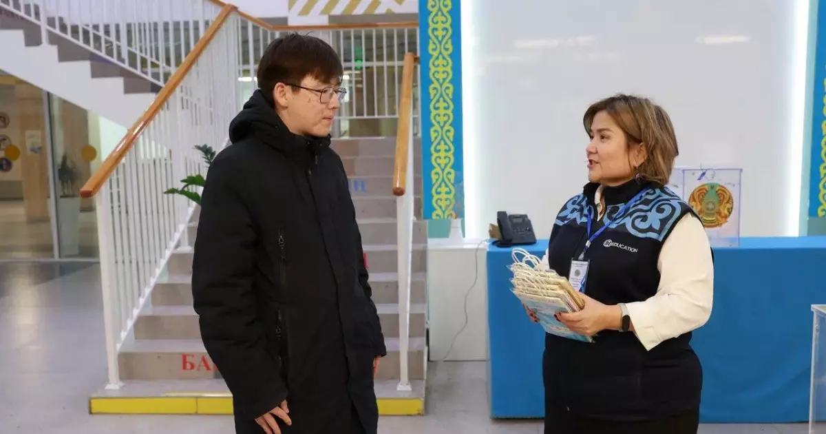  Атыраулық жігіт референдумда алғаш рет дауыс беріп, сыйлық алды 