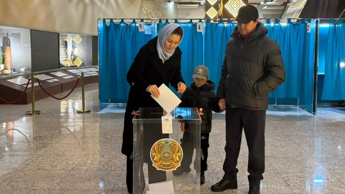 Дауыс беру учаскесіне келген отбасыға арнайы сыйлық табысталды