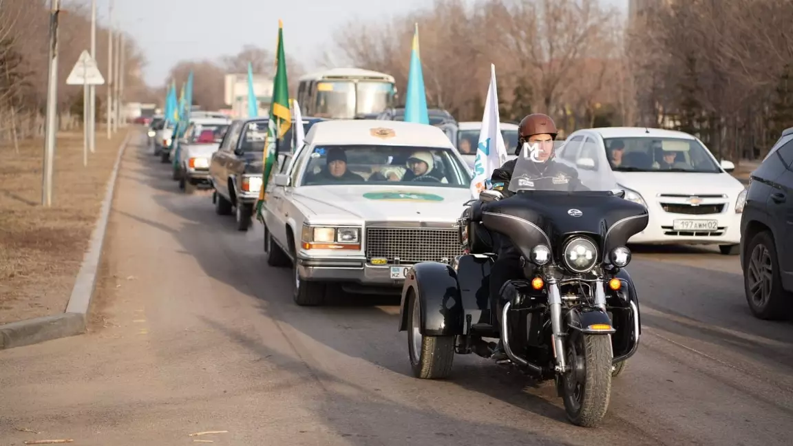 Қонаевта референдум күні тұрғындар дауыс беру учаскелеріне ретроавтокөліктермен келді