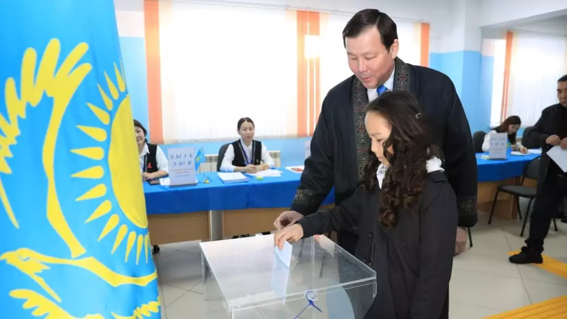 Ақтөбе облысының әкімі Асхат Шахаров референдумда дауыс берді