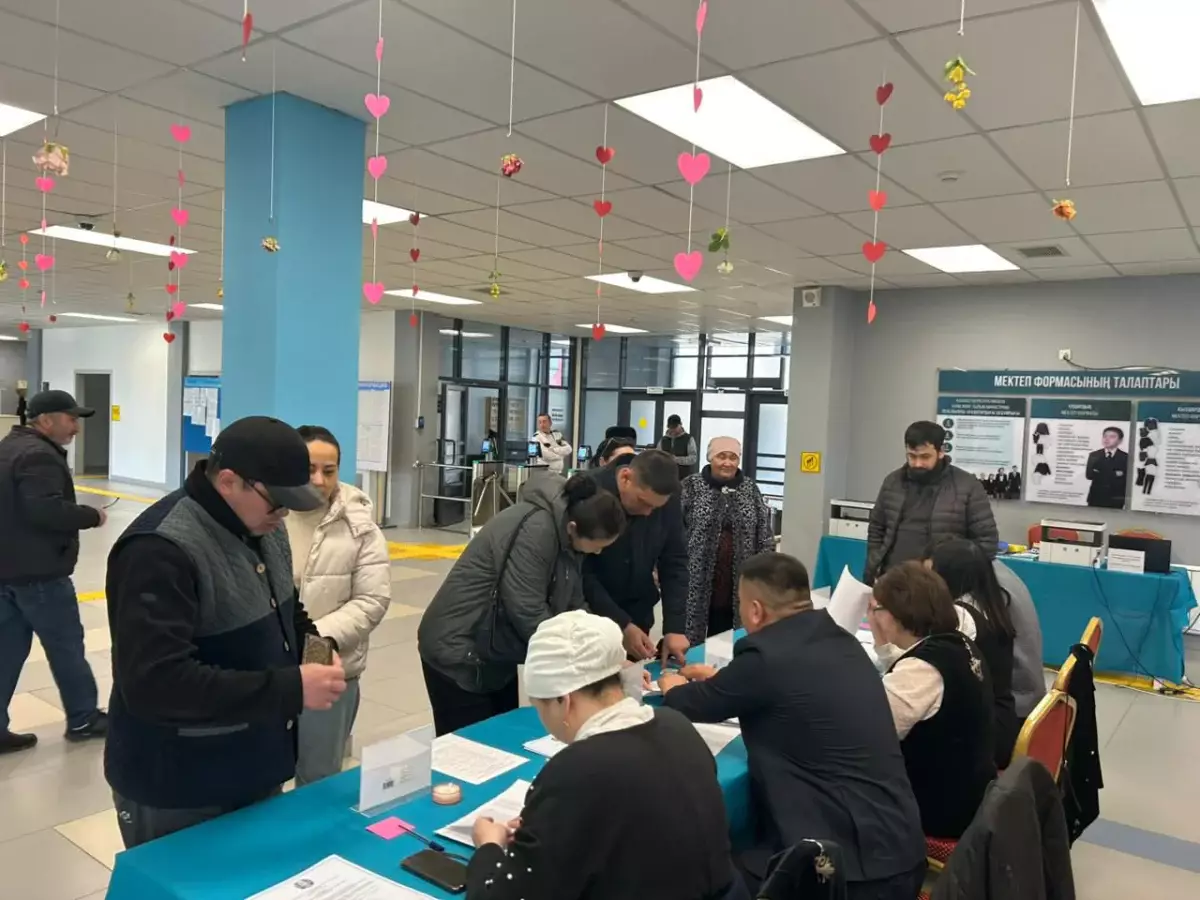 Алматылықтар референдумға белсенді қатысып жатыр — кейбір учаскелерде кезек пайда болды