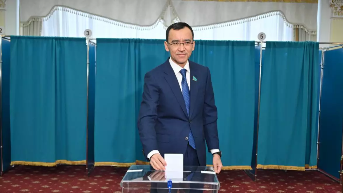 “Еліміз үшін аса маңызды әрі жауапты күн”: Мәулен Әшімбаев референдумда дауыс берді  