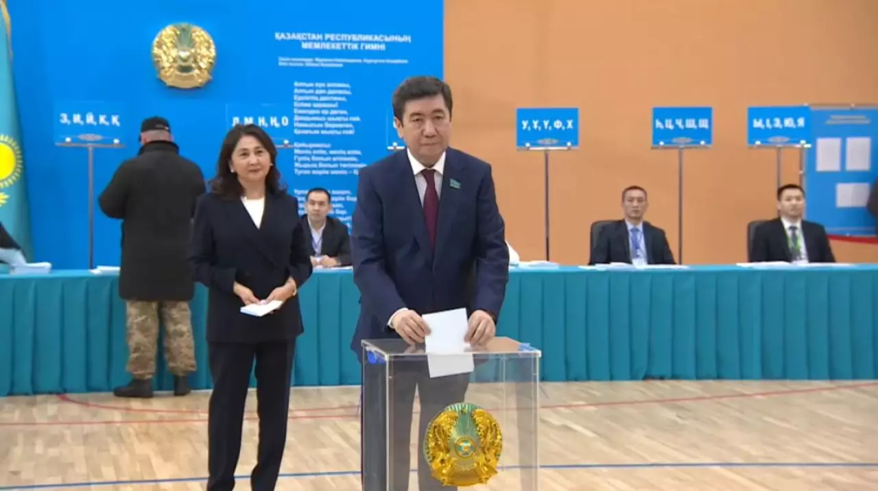 Председатель Мажилиса Парламента принял участие в голосовании