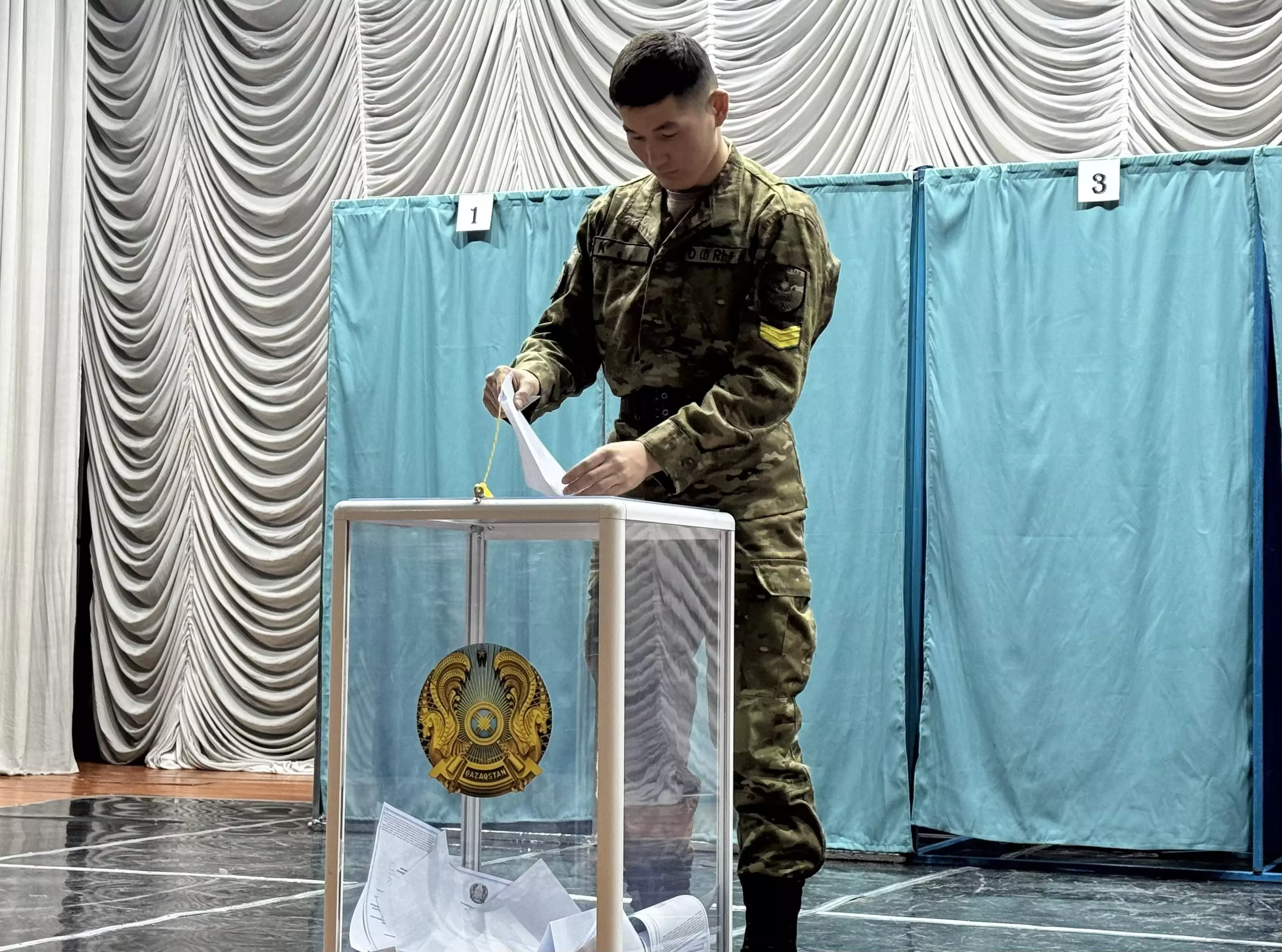 В Алматы курсанты одними из первых проголосовали на республиканском референдуме