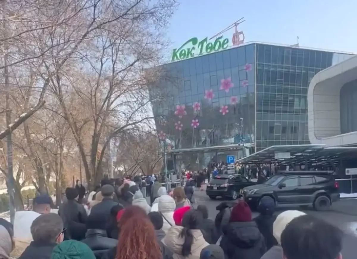 Бесплатная канатка на Кок-Тобе в Алматы обернулась очередями и давкой