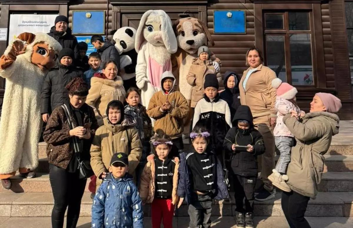 Алматыдағы №361 сайлау учаскесінде отбасыларды қуыршақ театры мен ұзын бойлы қуыршақтар қарсы алды