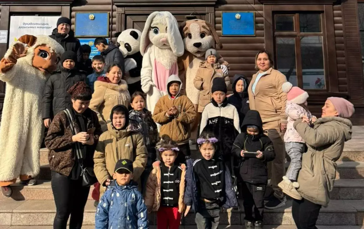 Алматыдағы №361 сайлау учаскесінде отбасыларды қуыршақ театры мен ұзын бойлы қуыршақтар қарсы алды