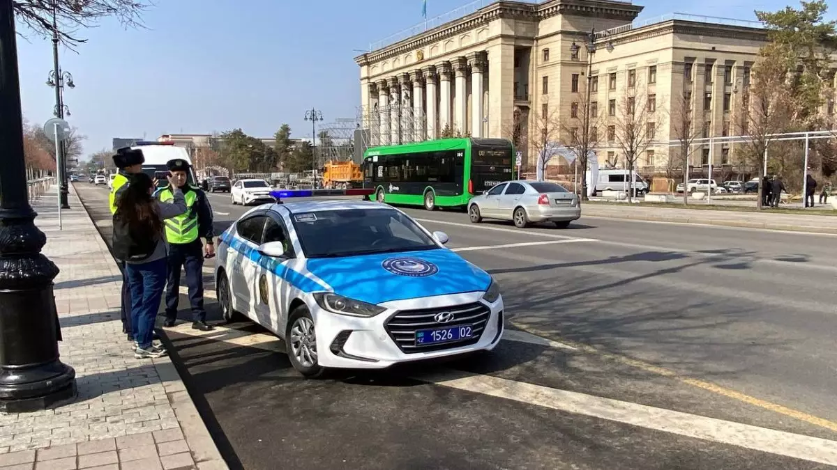 Алматының Астана алаңын полиция қоршауға алды