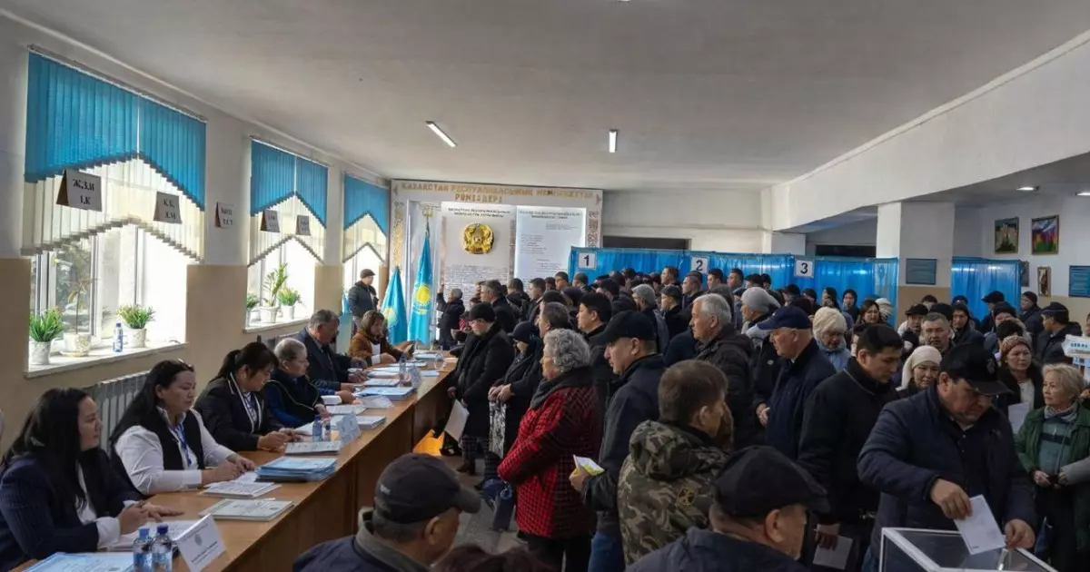   Референдум: Дауыс беріп жатқан халықтың қарасы көп...   