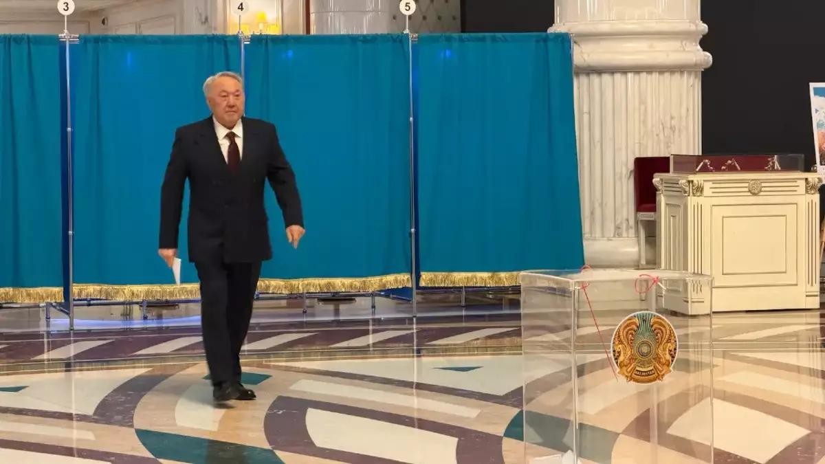 Нұрсұлтан Назарбаев №228 сайлау учаскесінде дауыс берді