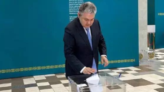 “Неге қазақ болып тумадым?”: Көшербаев желіде таралған мемге қатысты пікір білдірді