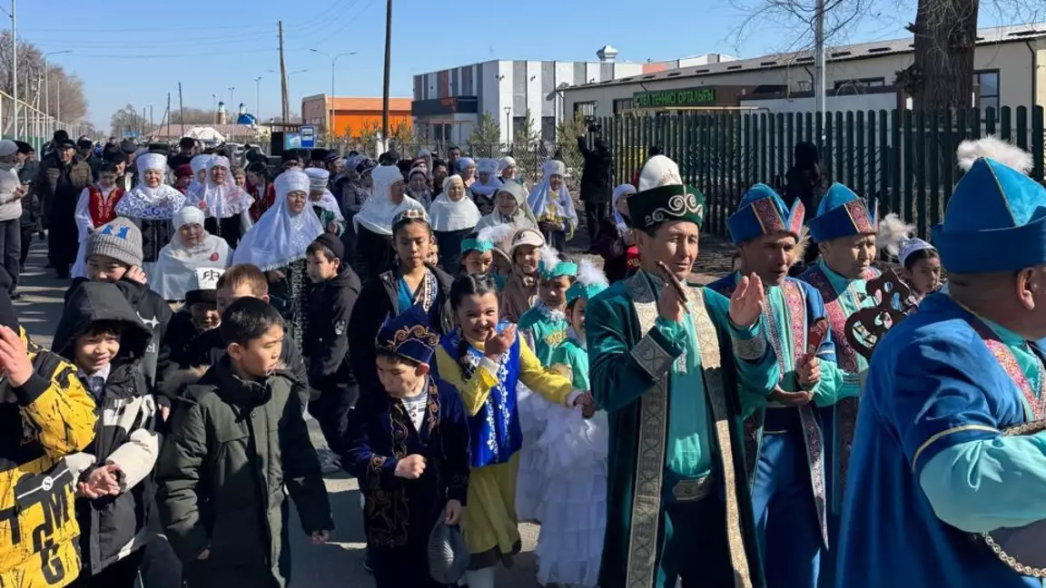 Береке мен бірліктің белгісі: Кәлпе ауылында референдум мерекелік көңіл күйде өтуде