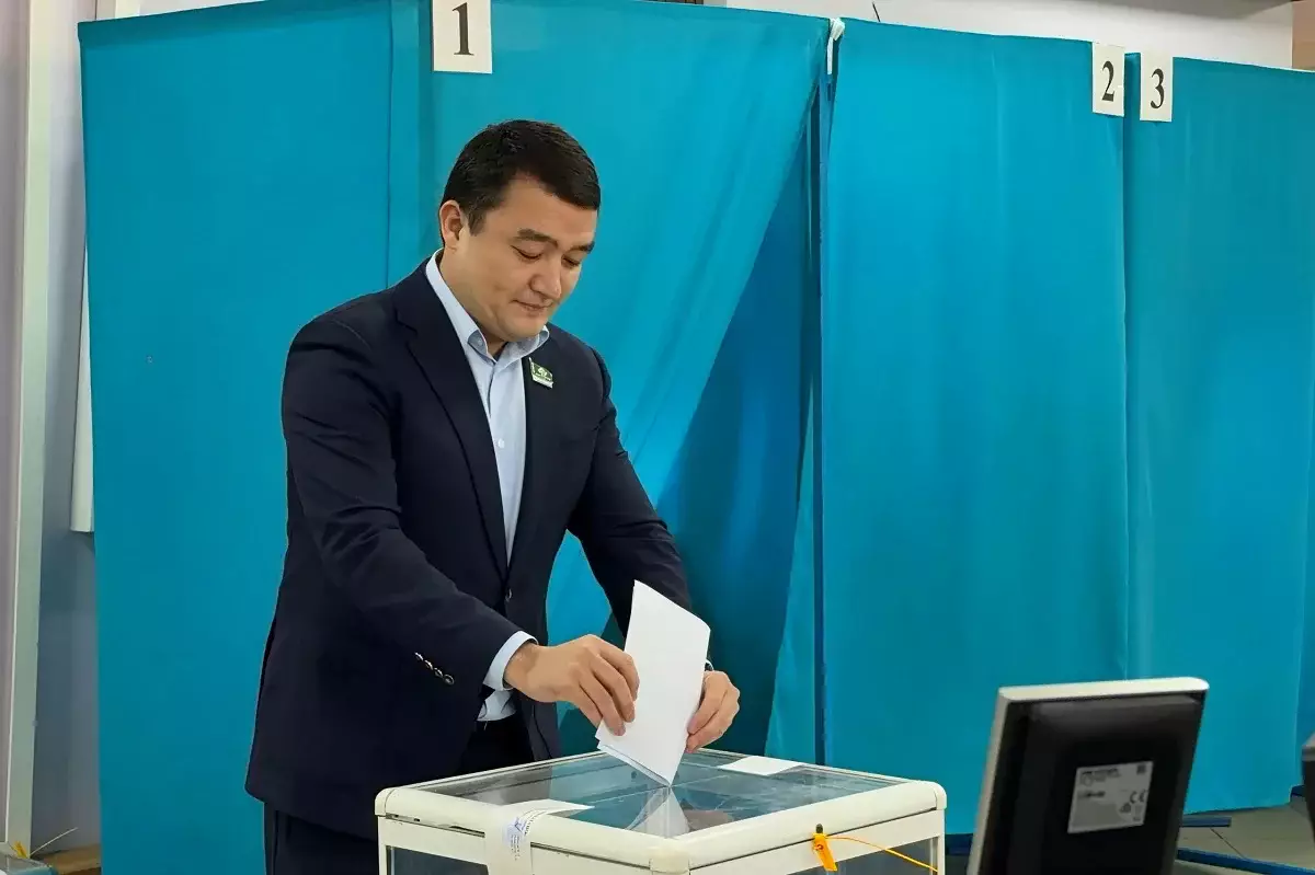 Алматы қаласы мәслихатының төрағасы Мейіржан Отыншиев референдумда дауыс берді