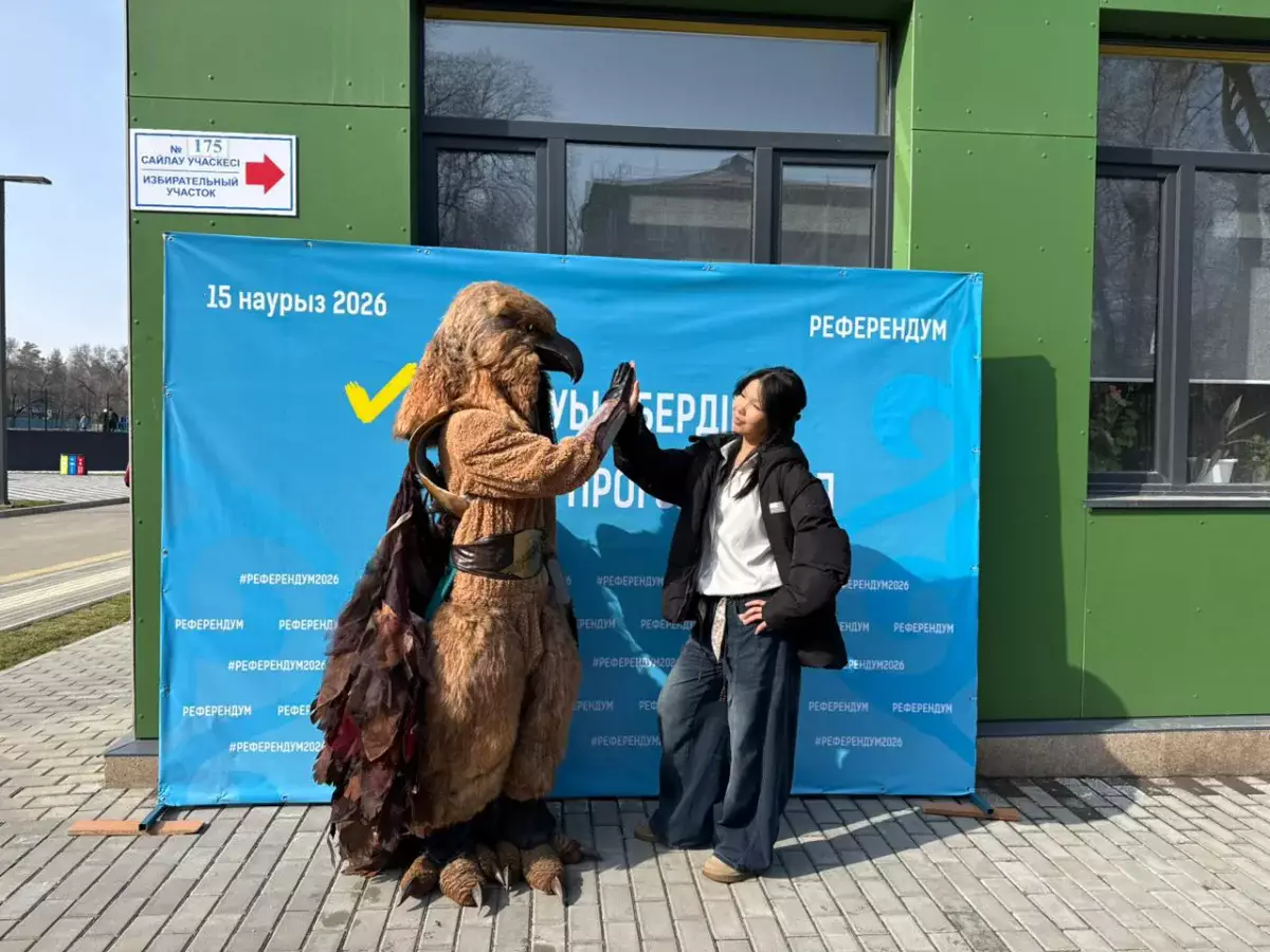 Бүркіт костюміндегі адам сайлау учаскесінде мерекелік көңіл күй сыйлады