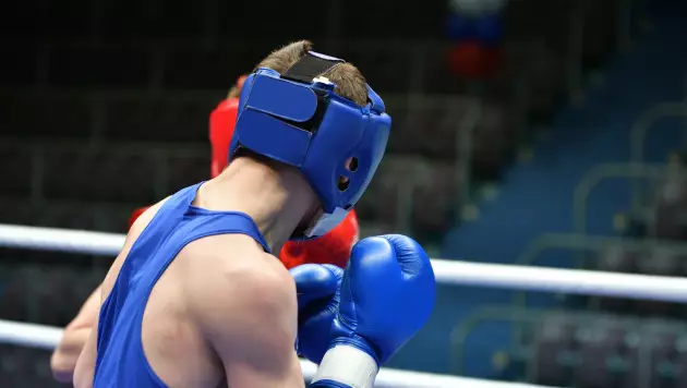 Разгром с нокдауном решил исход финала Казахстан - Узбекистан на турнире World Boxing