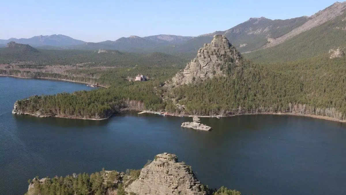 Кошербаев призвал казахстанцев воздержаться от поездок за рубеж и отдыхать внутри страны