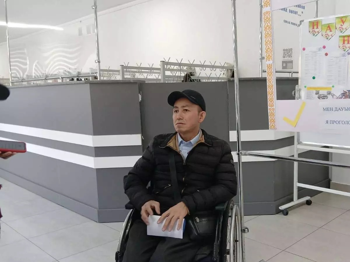 Житель Усть-Каменогорска на коляске приехал на участок, чтобы проголосовать на референдуме