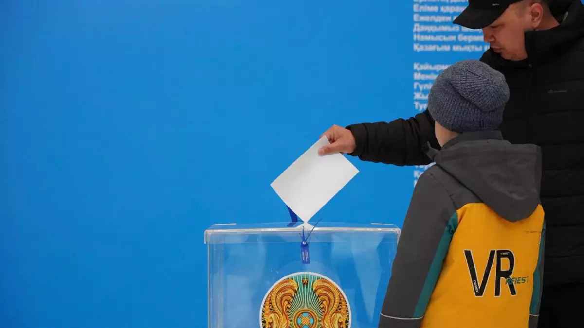 Астанадағы №176 учаскеде референдум қалай өтіп жатыр  –  Фоторепортаж 