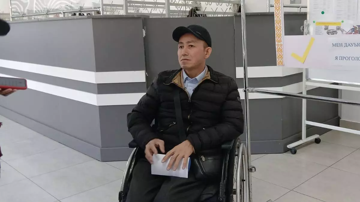Житель Усть-Каменогорска на коляске приехал на участок, чтобы проголосовать на референдуме