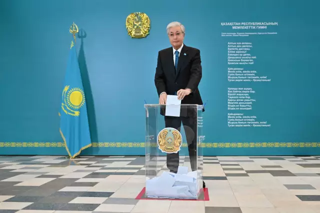 Президент Қасым-Жомарт Тоқаев республикалық референдумда дауыс берді