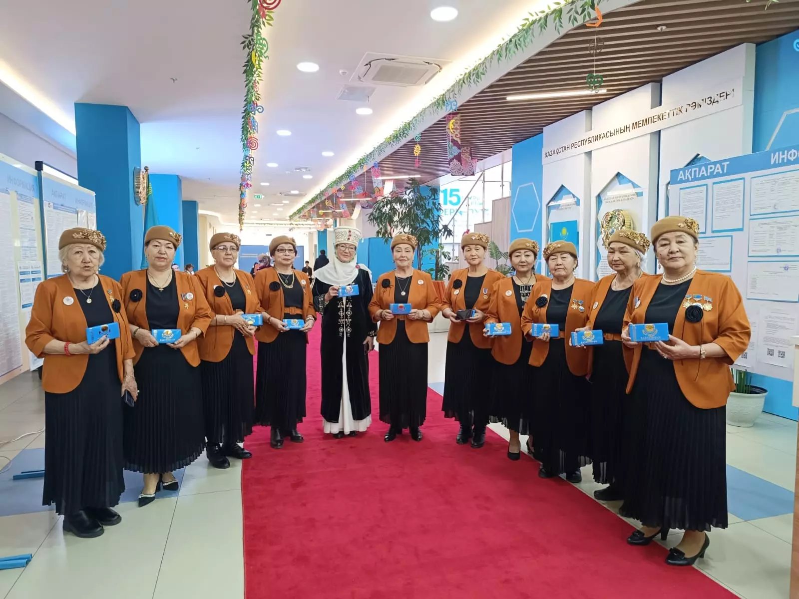 Референдум: Алматыда «Әжелер хоры» ән айтып, шашу шашты