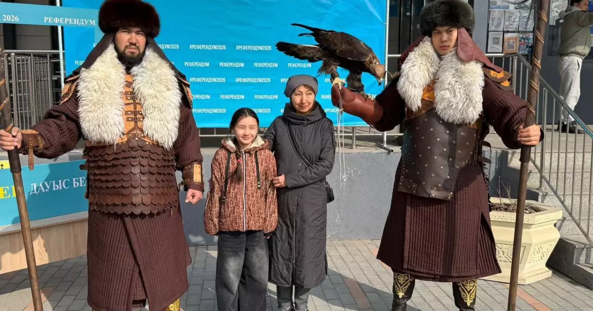  Алматыда дауыс беру учаскесіне батырлар кейпінде келген сайлаушылар ерекше көңіл күй сыйлады 