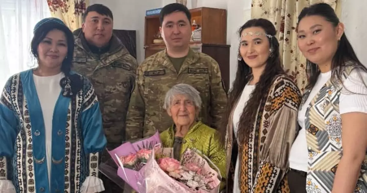  Өскеменде ұландықтар ғасырдан асқан соғыс ардагеріне құрмет көрсетті 