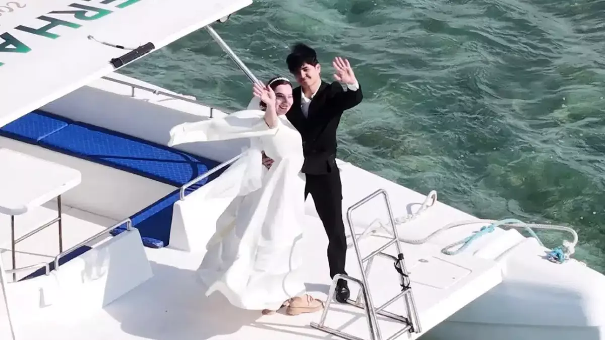 Маңғыстаулық жас жұбайлар референдум учаскесіне катермен келді