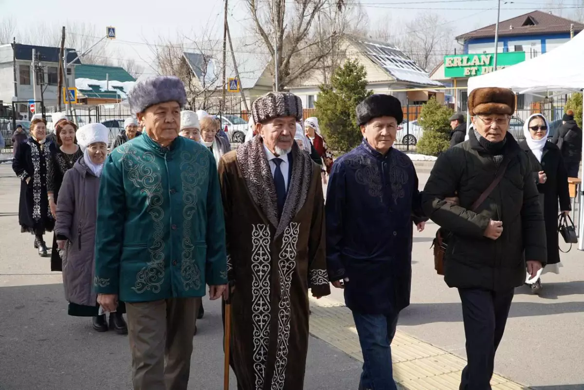 Алматыдағы Думан шағынауданында ұлттық киім киген аға буын өкілдері дауыс беруге келді