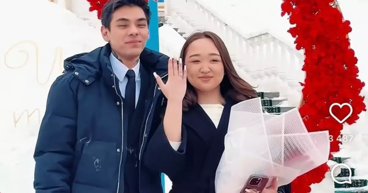  “Референдумнан тұрмысқа”: Дауыс беріп шыққан бойжеткенге жігіті күтпеген ұсыныс жасады 