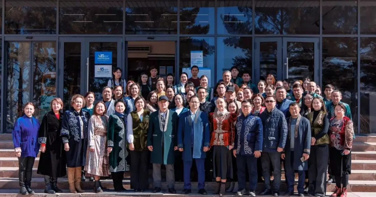   Ұлттық киім киіп барып, дауыс берген университет ұжымы   